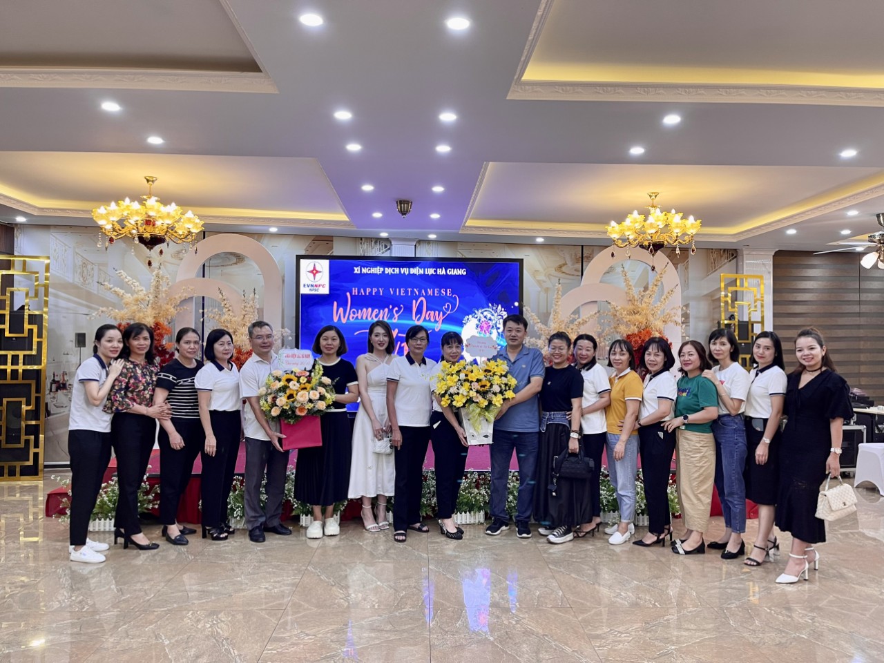 Xí nghiệp Dịch vụ Điện lực Hà Giang tổ chức kỉ niệm ngày Phụ nữ Việt Nam 20/10 và thăm hỏi đoàn viên công đoàn mắc bệnh hiểm nghèo.